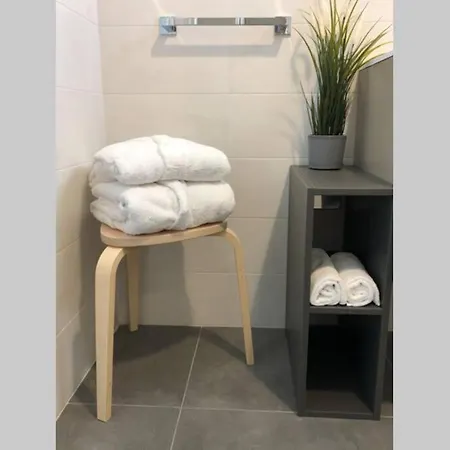 *central Lakeside Apt*swimming Pool & Free Parking Appartamento