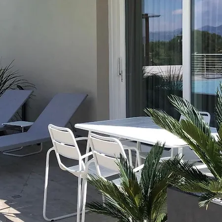 *central Lakeside Apt*swimming Pool & Free Parking Appartamento Peschiera del Garda