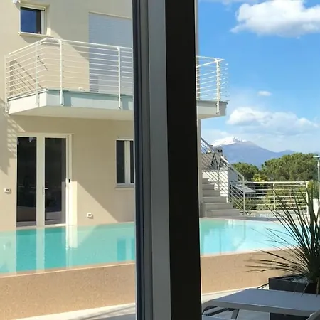 *central Lakeside Apt*swimming Pool & Free Parking Appartamento