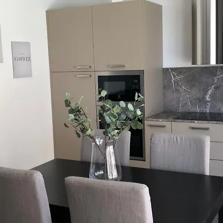 *central Lakeside Apt*swimming Pool & Free Parking Appartamento *