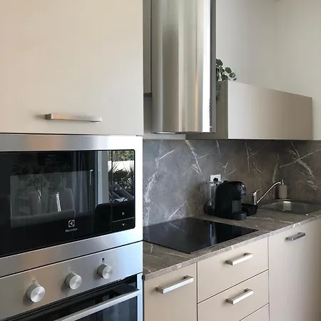 *central Lakeside Apt*swimming Pool & Free Parking Appartamento *