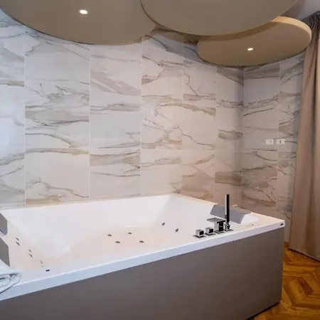 Jacuzzi By Enjoy Garda * Peschiera del Garda