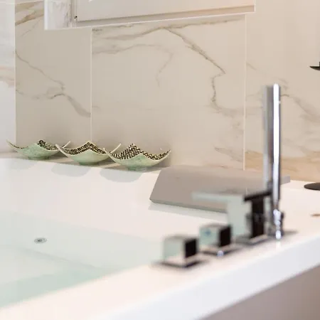 Jacuzzi By Enjoy Garda Appartamento
