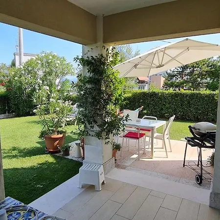 Flat Front Lake With Swimming Pool, Ground Floor Appartamento