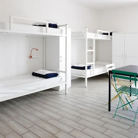 Meet Gardalake Hostel *