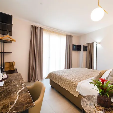 Garda Guest house *