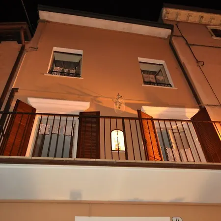 Le Finestre Sul Borgo Affittacamere Peschiera del Garda