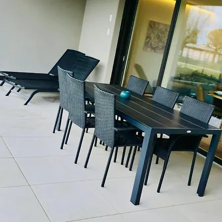Poolvision Apartment